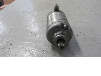 Baksidan på Startmotor från en Honda CB 1000 R -2010 motorcykel.