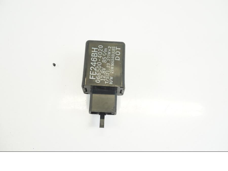 Framsidan på Blinkersrelä från en Yamaha XVS 1100 -2003 motorcykel.