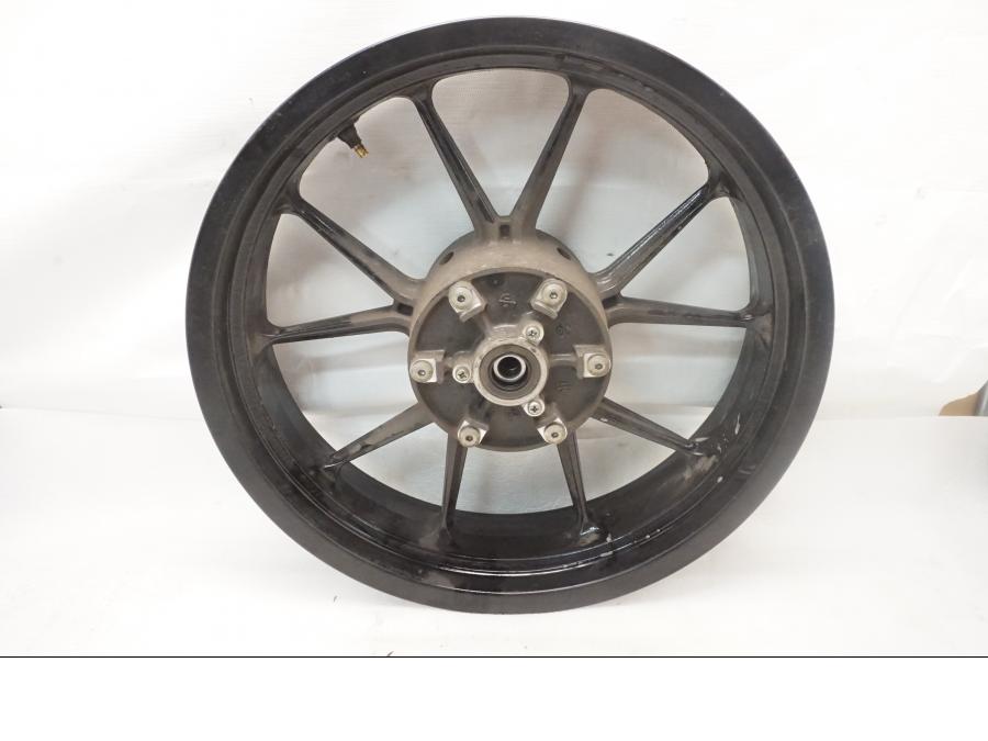 Baksidan på Fälg från en KTM 125 Duke -2015 motorcykel.