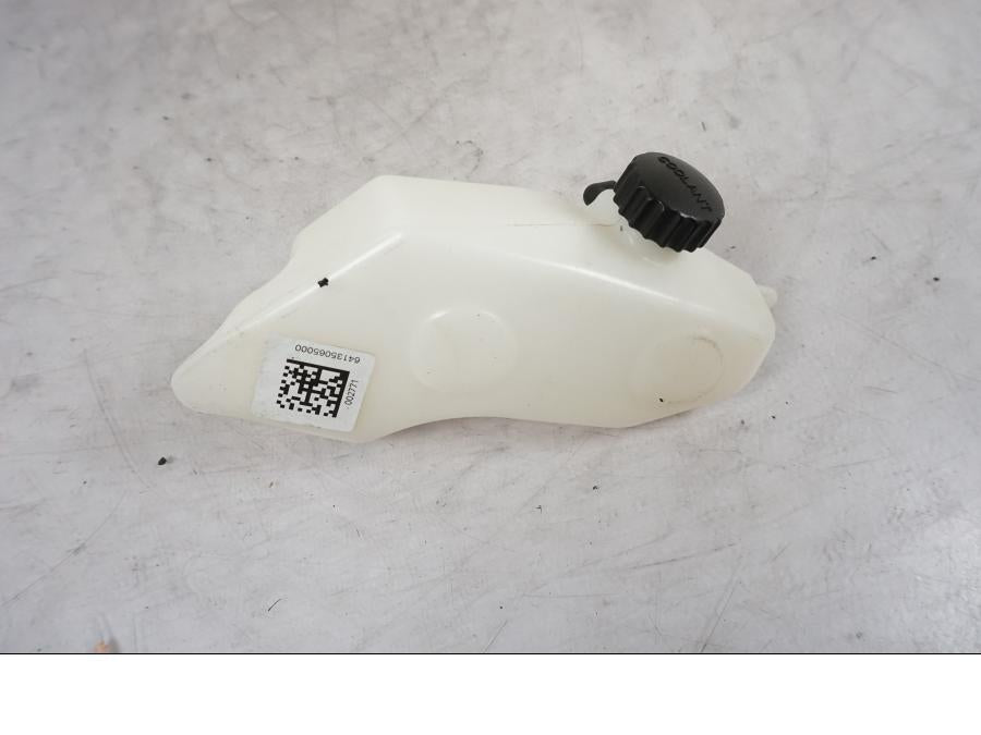 Baksidan på Vattenexpansionskärl från en KTM 790 Duke -2018 motorcykel.