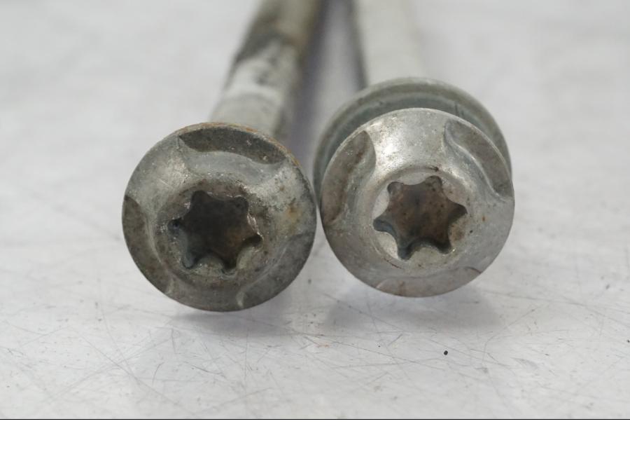 Snett nerifrån på Skruv / Mutter etc från en Triumph Tiger Explorer -2013 motorcykel.