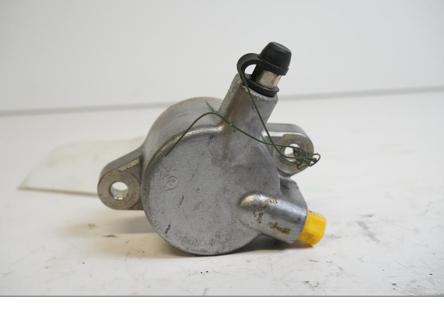 Framsidan på Kopplingslavcylinder från en Suzuki VL 1500 -1998 motorcykel.