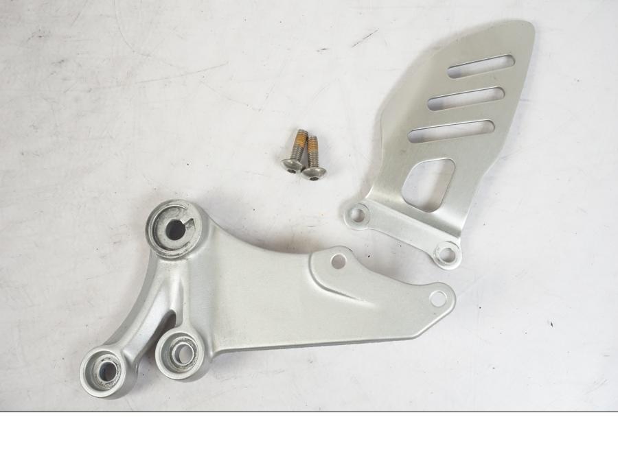 Framsidan på Fotpinnefäste från en Suzuki GSX-R 600 -2007 motorcykel.