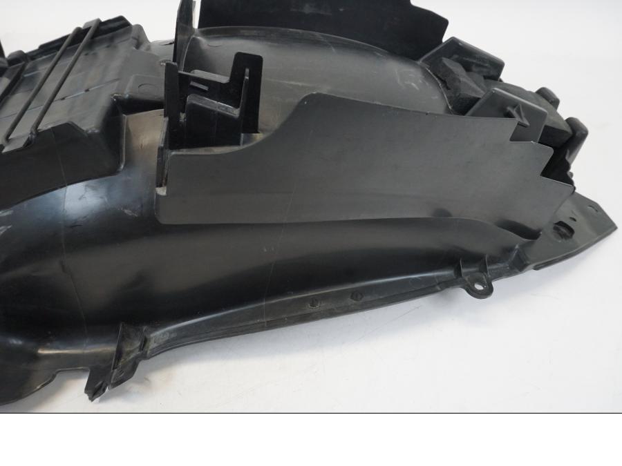 Snett uppifrån på Undertail från en Suzuki GSX 1300 R -2017 motorcykel.