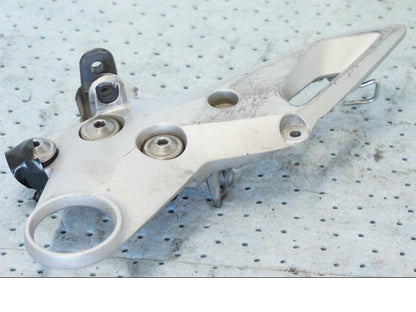 Snett nerifrån på Fotpinnefäste från en Suzuki GSX 1300 BK -2008 motorcykel.