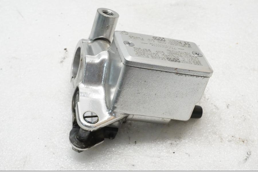 Framsidan på Bromshuvudcylinder från en Kawasaki VN 1500 Mean Streak -2003 motorcykel.