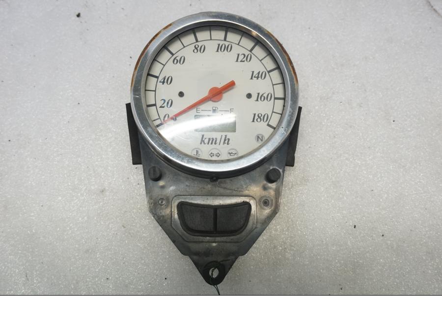 Framsidan på Instrumentpanel från en Suzuki VL 800 -2004 motorcykel.