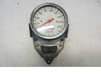 Framsidan på Instrumentpanel från en Suzuki VL 800 -2004 motorcykel.