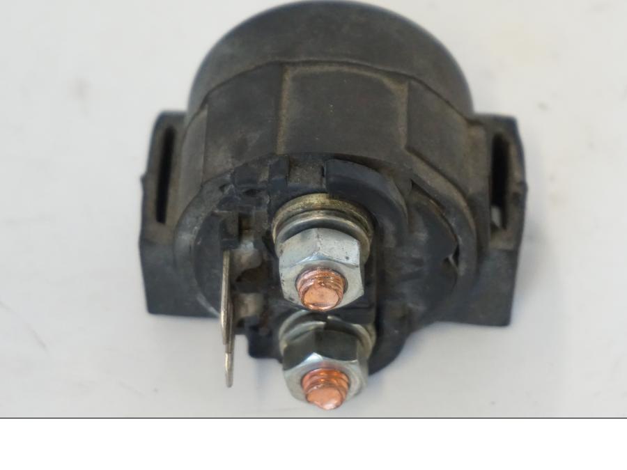 Vänster sida på Startrelä från en Kawasaki ZR-7 -2001 motorcykel.