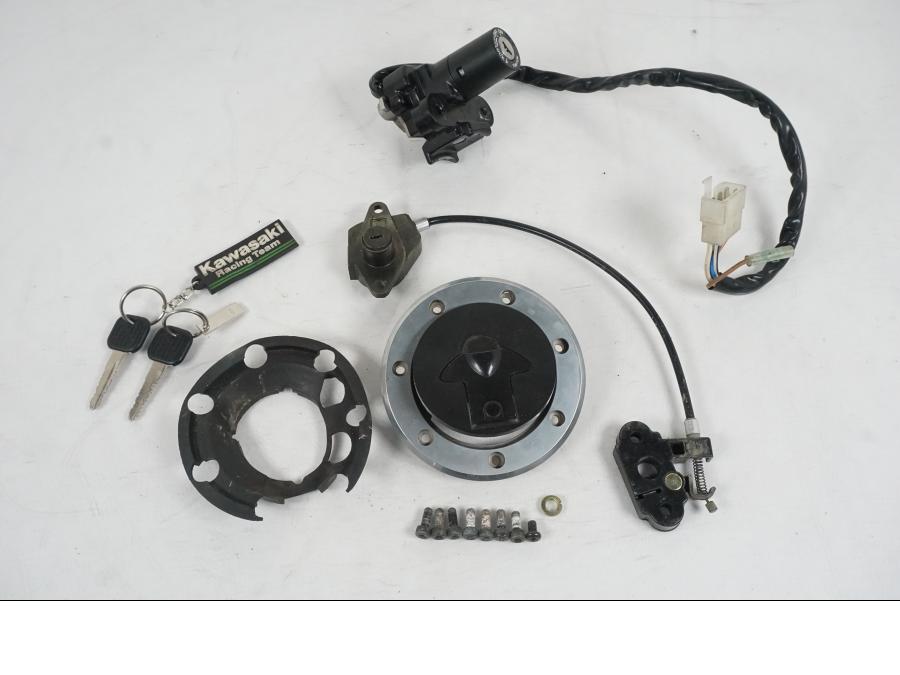 Framsidan på <p>Låssats från Kawasaki ZXR 400 1992.</p>

<p>Tändningslås, tanklock, sadellås och 2st nycklar.</p> motorcykel.