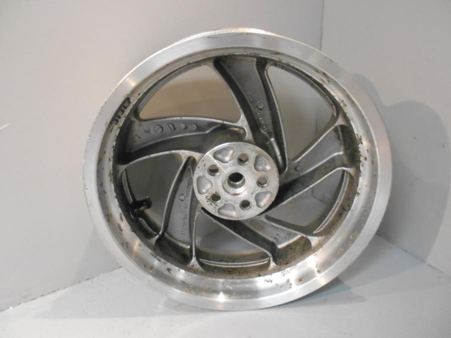 Baksidan på Fälg från en Honda GL 1800 -2001 motorcykel.