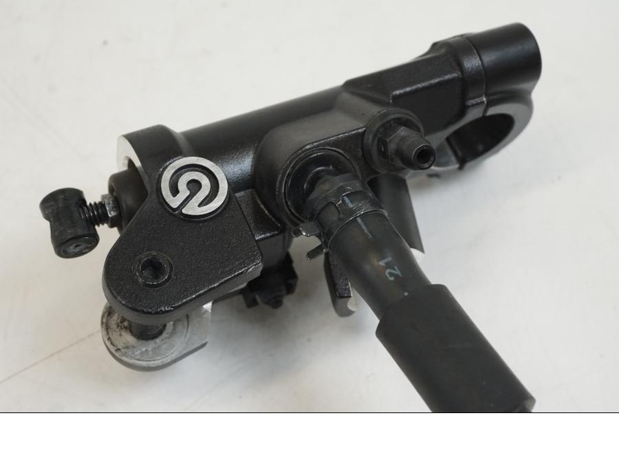 Vänster sida på Bromshuvudcylinder från en Yamaha YZF R7 -2022 motorcykel.