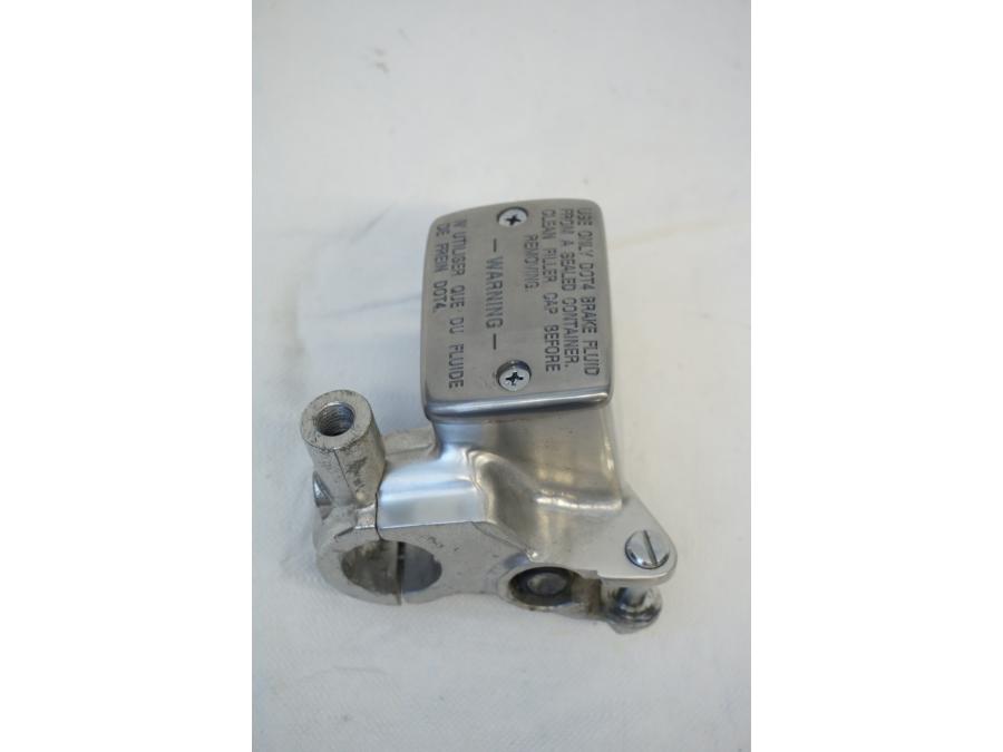 Höger sida på Bromshuvudcylinder från en Kawasaki VN 900 -2006 motorcykel.