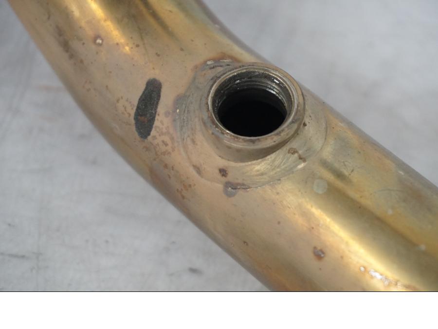 Snett nerifrån på Grenrör från en BMW R 1200 R -2007 motorcykel.