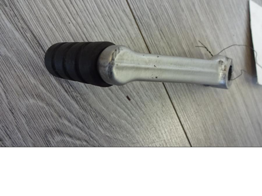 Snett uppifrån på Växelpedal från en BMW R 1200 GS -2007 motorcykel.