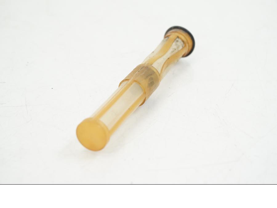 Vänster sida på Bensinkran från en Honda CB 750 -2002 motorcykel.