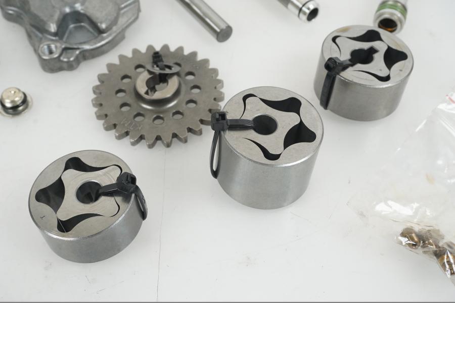 Vänster sida på Oljepump från en KTM 1290 Super Duke R -2021 motorcykel.