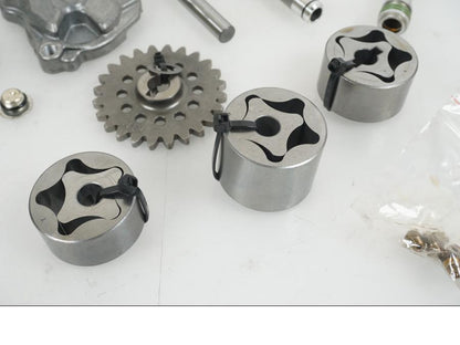 Vänster sida på Oljepump från en KTM 1290 Super Duke R -2021 motorcykel.