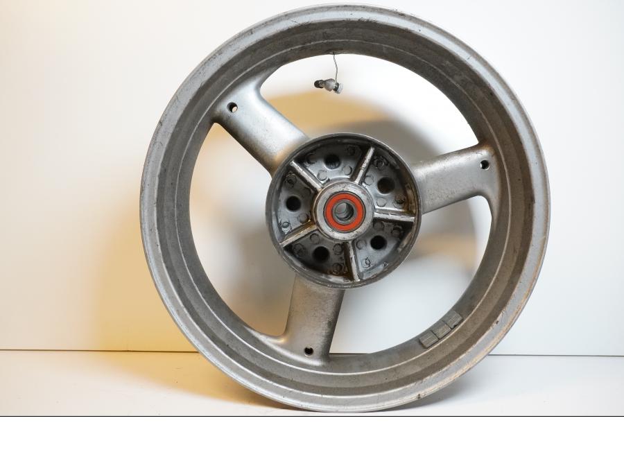 Snett nerifrån på Fälg från en Triumph TT 600 -2001 motorcykel.