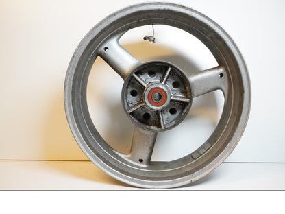 Snett nerifrån på Fälg från en Triumph TT 600 -2001 motorcykel.