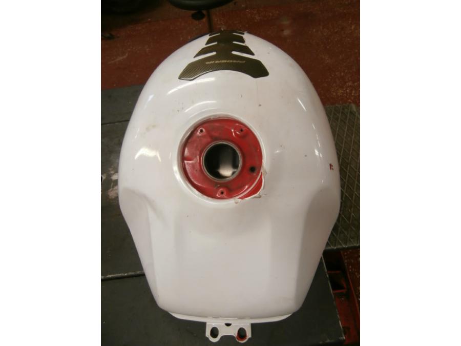 Höger sida på Bensintank från en Honda CBR 900 RR -2000 motorcykel.