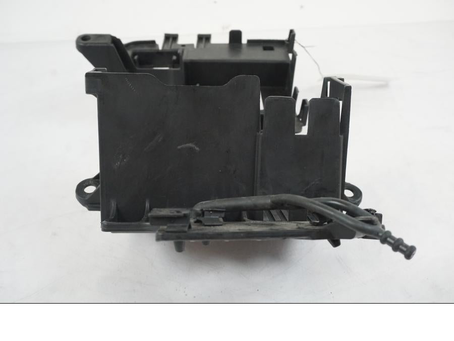 Snett nerifrån på Batterihållare från en KTM 1290 Super Duke R EVO -2023 motorcykel.