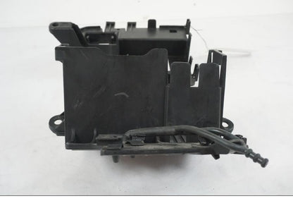 Snett nerifrån på Batterihållare från en KTM 1290 Super Duke R EVO -2023 motorcykel.