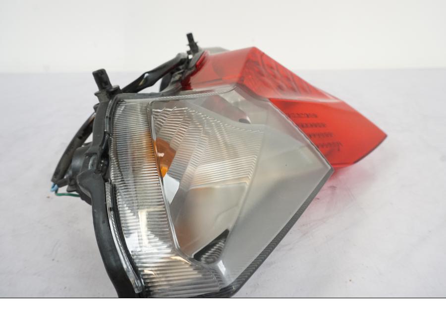 Vänster sida på Baklampa från en Honda VFR 1200 -2010 motorcykel.