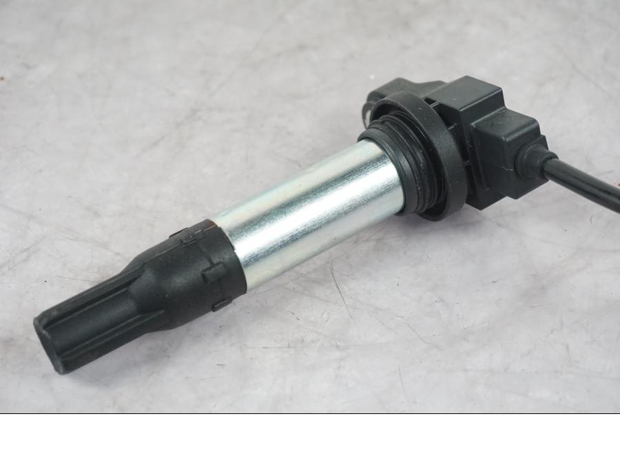 Snett nerifrån på Tändspole från en KTM 1290 Super Duke R -2022 motorcykel.