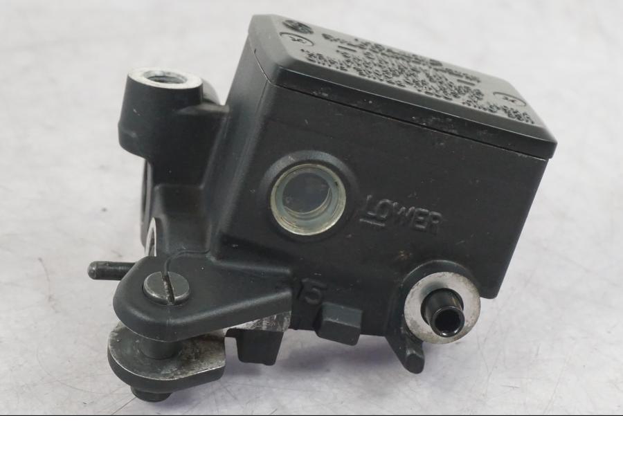 Framsidan på Bromshuvudcylinder från en Yamaha MT-09 -2016 motorcykel.