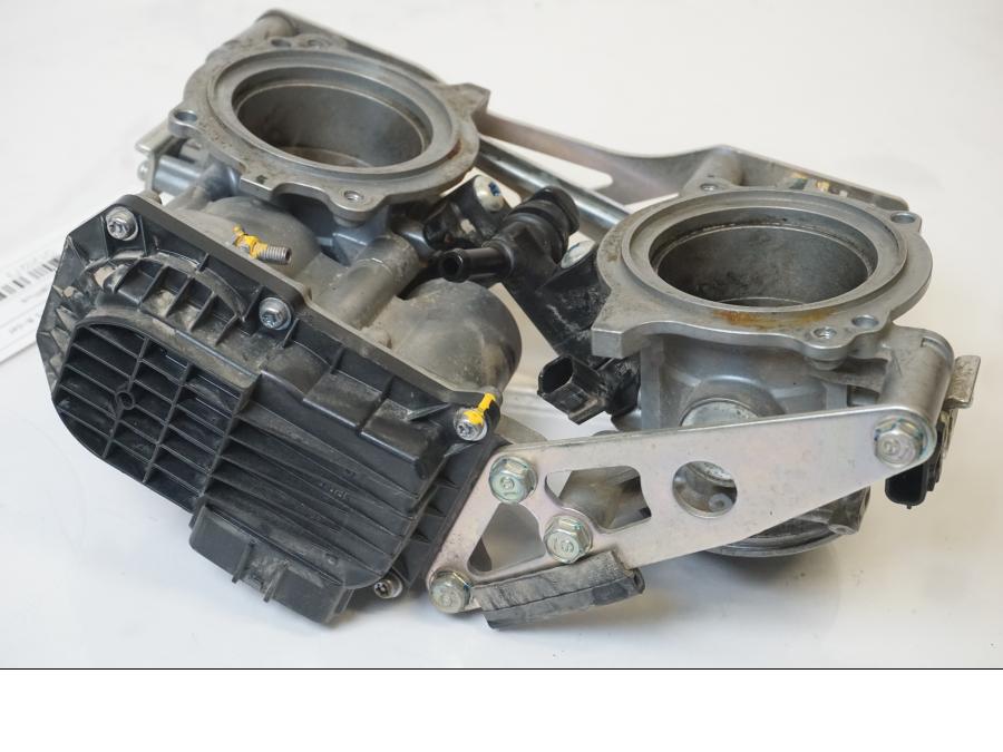 Vänster sida på Spjällhus från en KTM 1190 Adventure -2015 motorcykel.