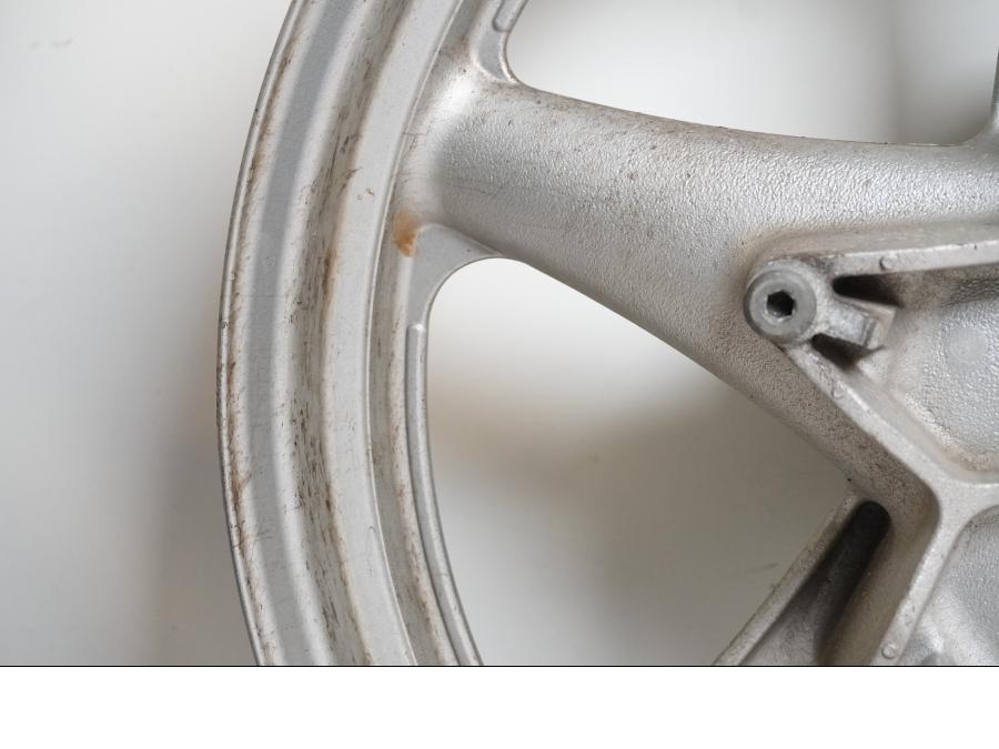 Snett nerifrån på Fälg från en Suzuki GSX 1100 -1992 motorcykel.