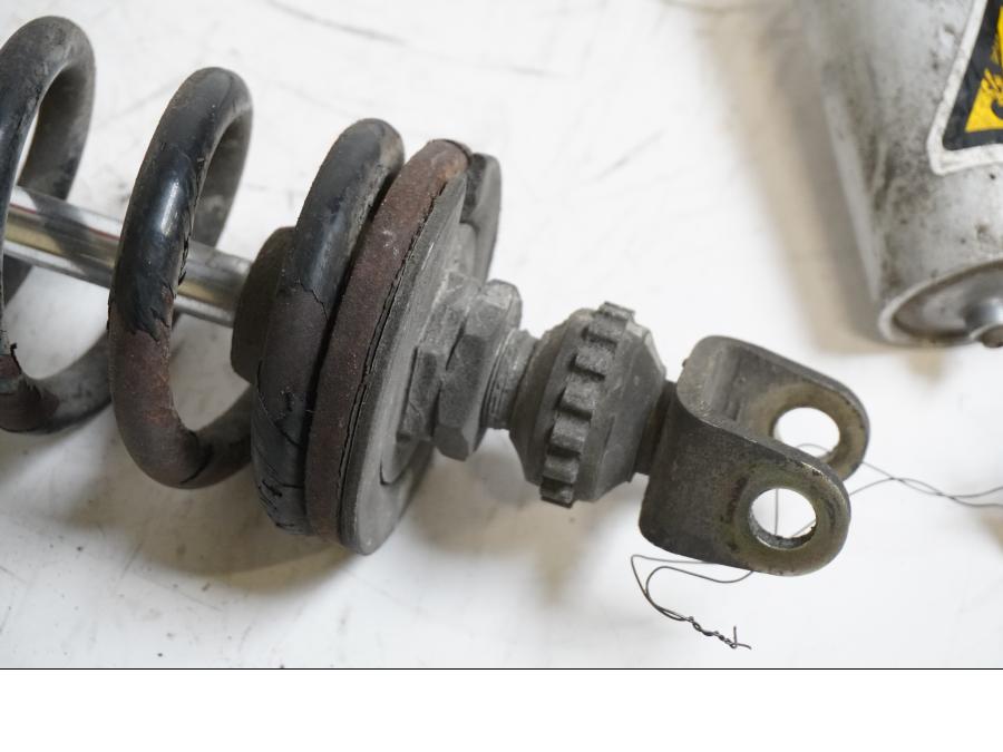 Baksidan på Stötdämpare från en Yamaha FZR 1000 -1993 motorcykel.