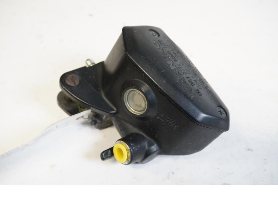 Framsidan på Bromshuvudcylinder från en Kawasaki Versys 650 -2009 motorcykel.