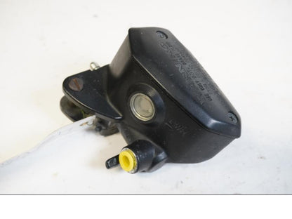 Framsidan på Bromshuvudcylinder från en Kawasaki Versys 650 -2009 motorcykel.