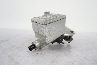 Vänster sida på Kopplingshuvudcylinder från en Kawasaki VN 1500 -2003 motorcykel.