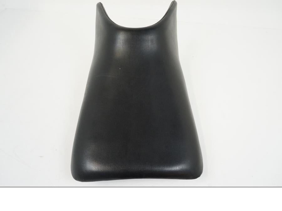 Höger sida på Sadel från en Honda CBR 125 R -2006 motorcykel.