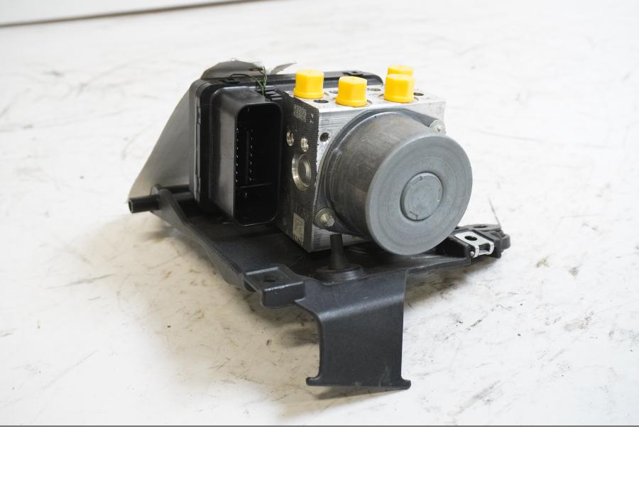 Framsidan på ABS Modulator från en Aprilia RSV4 1000 RF -2015 motorcykel.