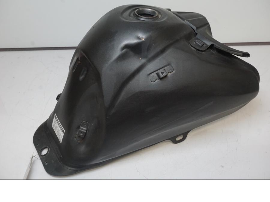 Framsidan på <p>Bensintank från Yamaha XT 660 X 2008.</p>

<p>Bucklig, ytrost och lackskador se bilder.</p> motorcykel.