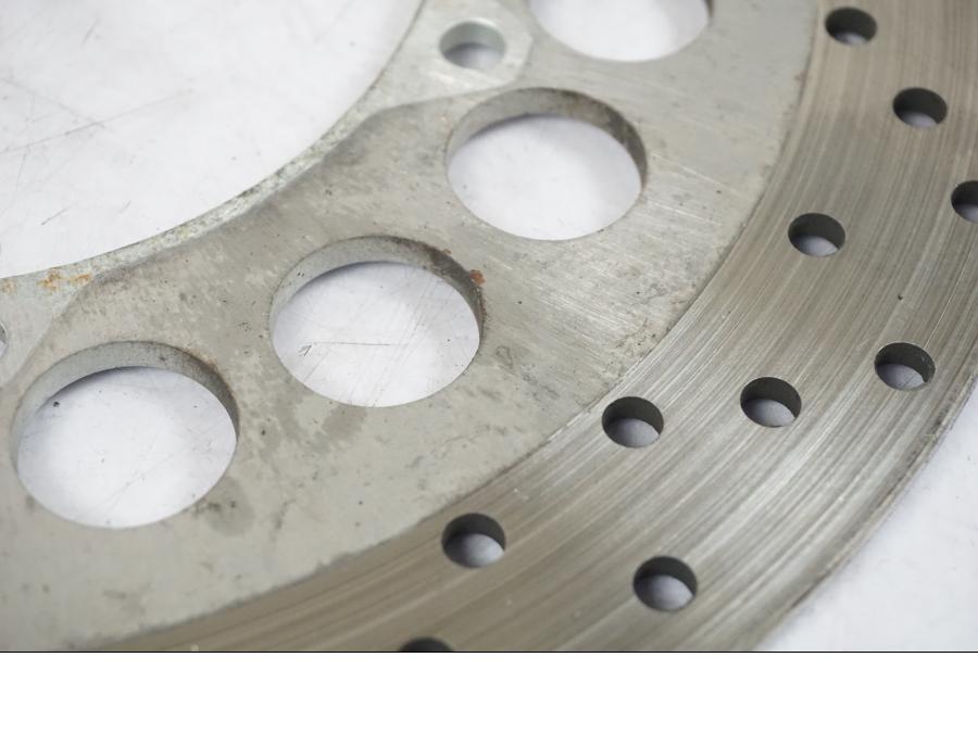 Snett nerifrån på Bromsskiva från en Yamaha XVS 1100 -2000 motorcykel.