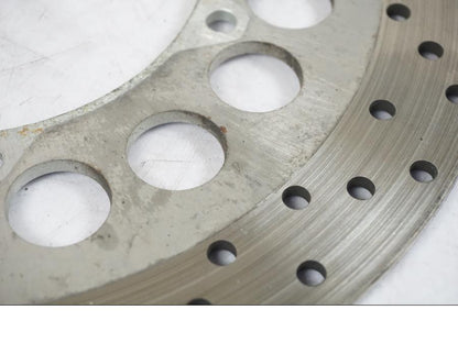 Snett nerifrån på Bromsskiva från en Yamaha XVS 1100 -2000 motorcykel.