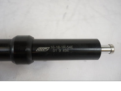 Snett nerifrån på Styrdämpare från en KTM 790 Duke -2019 motorcykel.