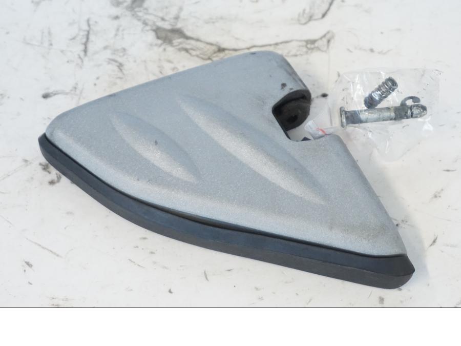 Vänster sida på Fotpinne från en Honda SH 300 A -2011 scooter.