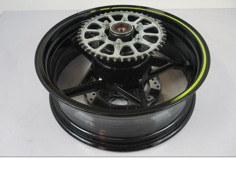 Vänster sida på Hjulpaket från en Kawasaki Z 900 -2021 motorcykel.