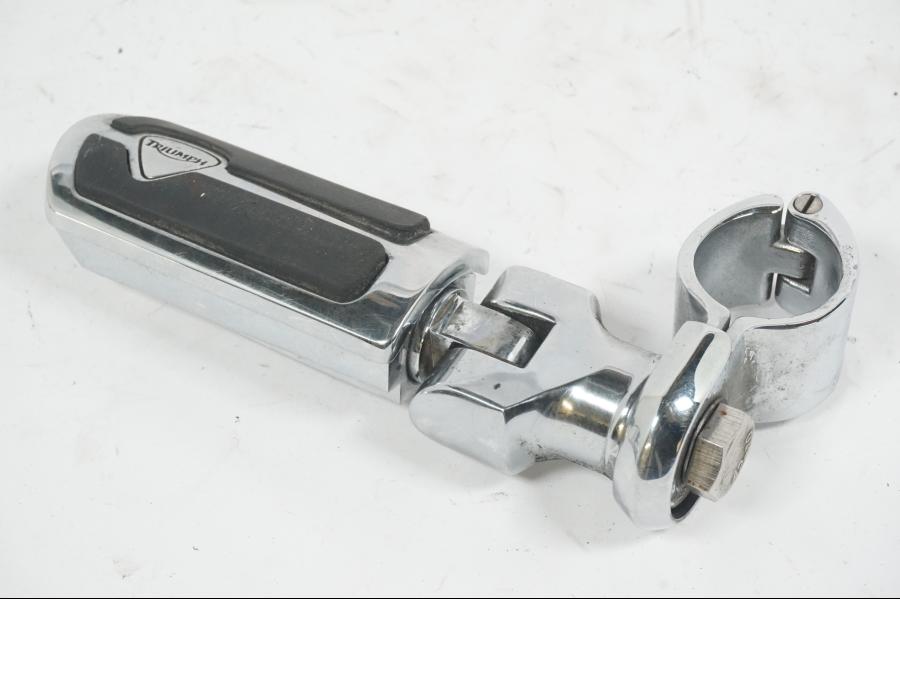 Vänster sida på Highwaypegs från en Triumph Rocket III -2007 motorcykel.