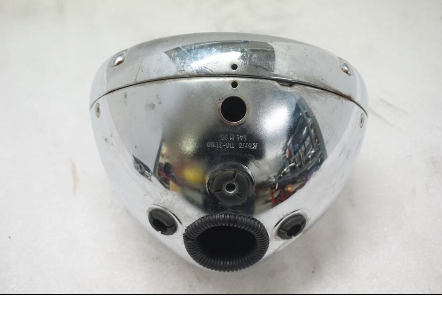 Snett nerifrån på Strålkastare från en Suzuki VL 800 -2004 motorcykel.