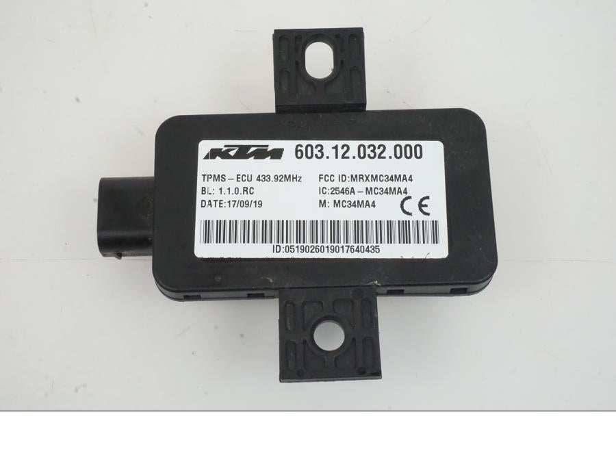 Baksidan på RDC Styrenhet från en KTM 1290 Super Duke -2019 motorcykel.