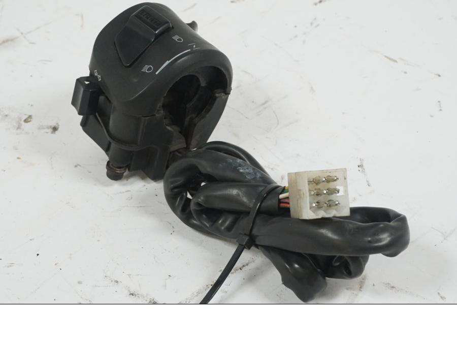 Baksidan på Styrelreglage från en BMW F 650 -1998 motorcykel.