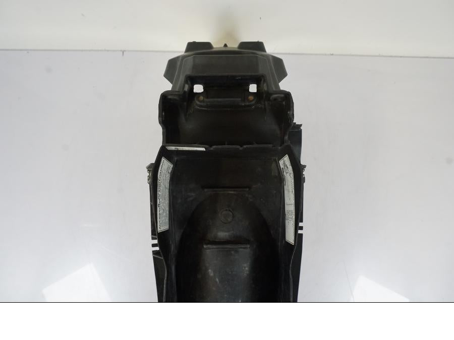 Snett uppifrån på Undertail från en Honda CBR 125 R -2006 motorcykel.