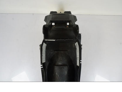 Snett uppifrån på Undertail från en Honda CBR 125 R -2006 motorcykel.